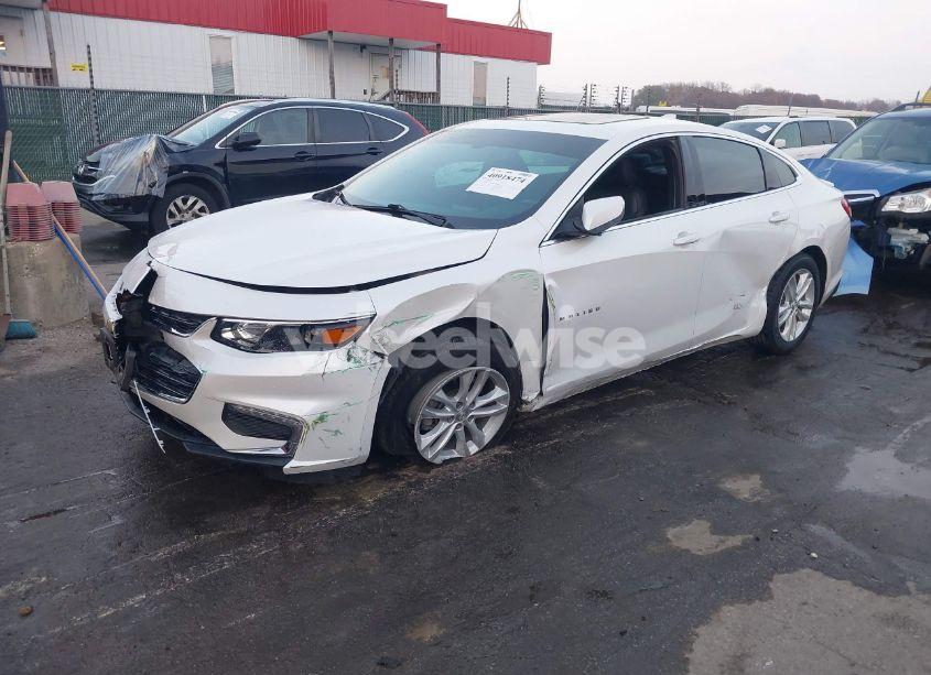 Photo 2 of 2018 Chevrolet Malibu LT (VIN 1G1ZD5ST7JF163770)