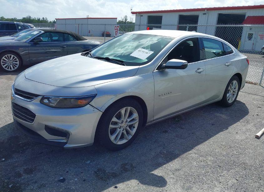 Photo 2 of 2018 Chevrolet Malibu LT (VIN 1G1ZD5ST7JF181038)