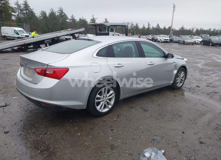 Photo 4 of 2018 Chevrolet Malibu LT (VIN 1G1ZD5ST7JF196834)