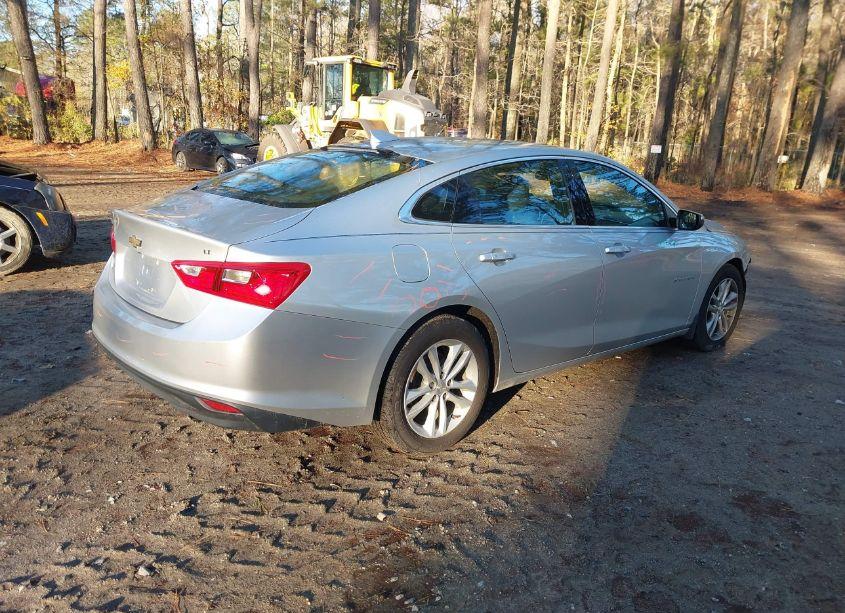 Photo 4 of 2018 Chevrolet Malibu LT (VIN 1G1ZD5ST7JF245059)