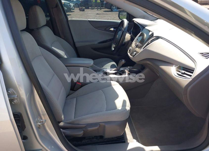 Photo 5 of 2018 Chevrolet Malibu LT (VIN 1G1ZD5ST7JF266915)