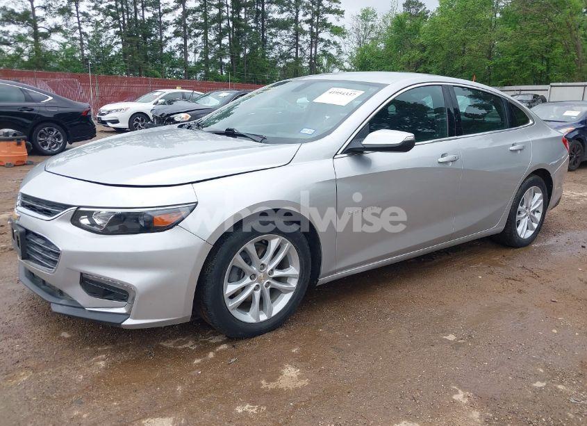 Photo 2 of 2018 Chevrolet Malibu LT (VIN 1G1ZD5ST7JF270124)