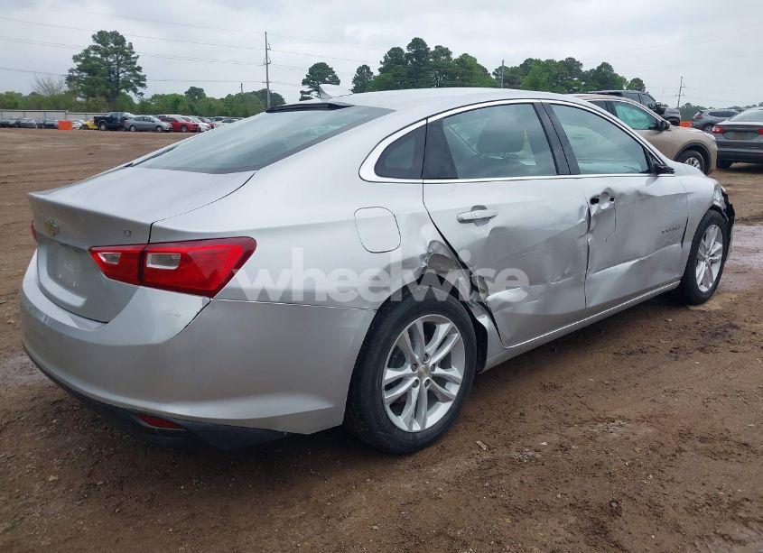 Photo 4 of 2018 Chevrolet Malibu LT (VIN 1G1ZD5ST7JF270124)