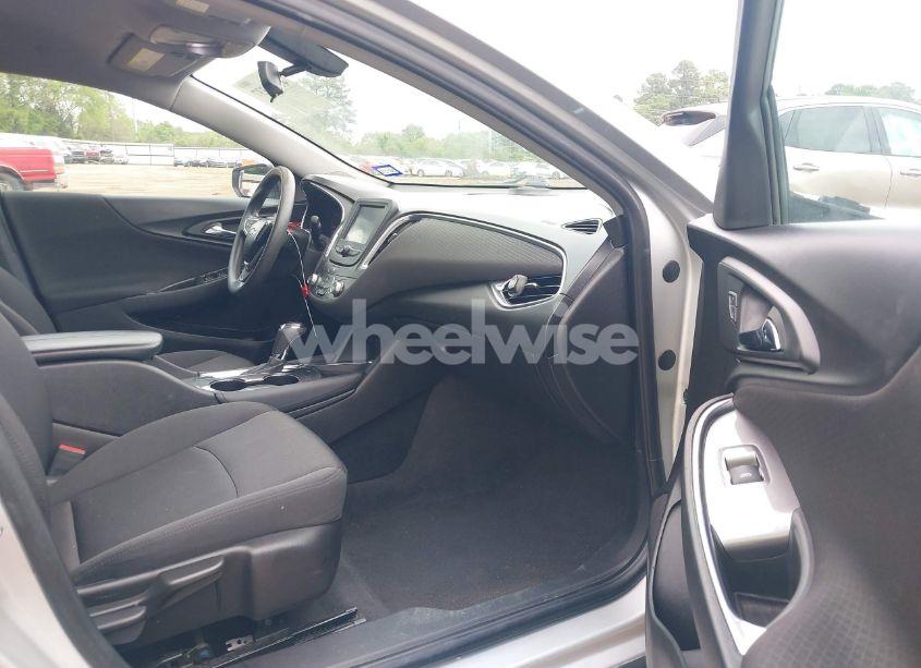 Photo 5 of 2018 Chevrolet Malibu LT (VIN 1G1ZD5ST7JF270124)