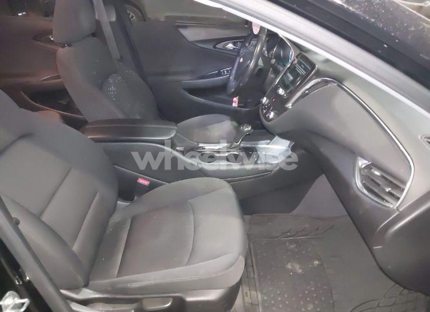 Photo 5 of 2018 Chevrolet Malibu LT (VIN 1G1ZD5ST7JF290969)