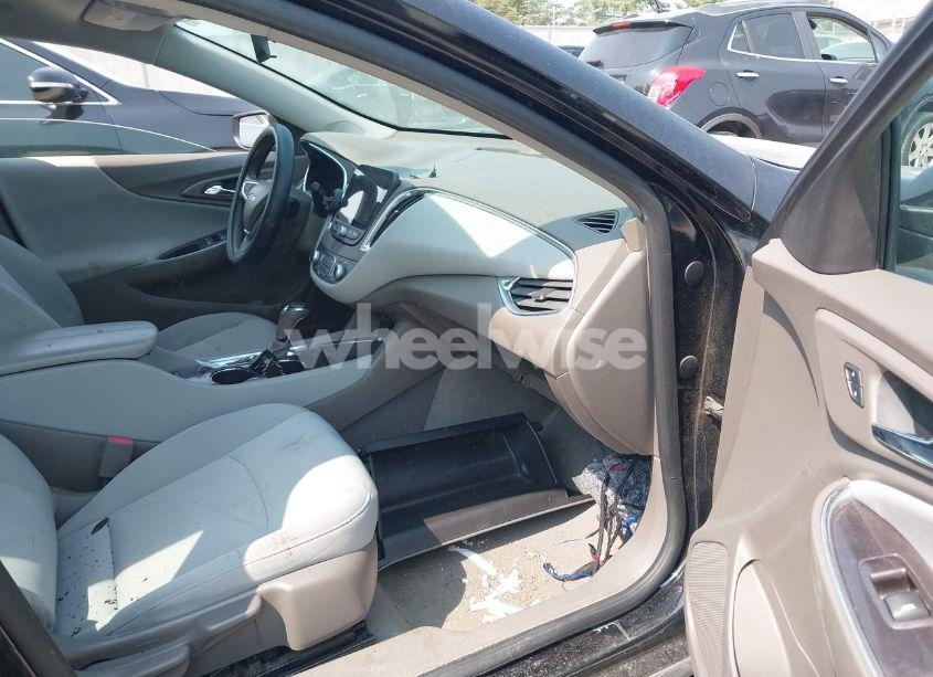 Photo 5 of 2019 Chevrolet Malibu LT (VIN 1G1ZD5ST7KF104431)