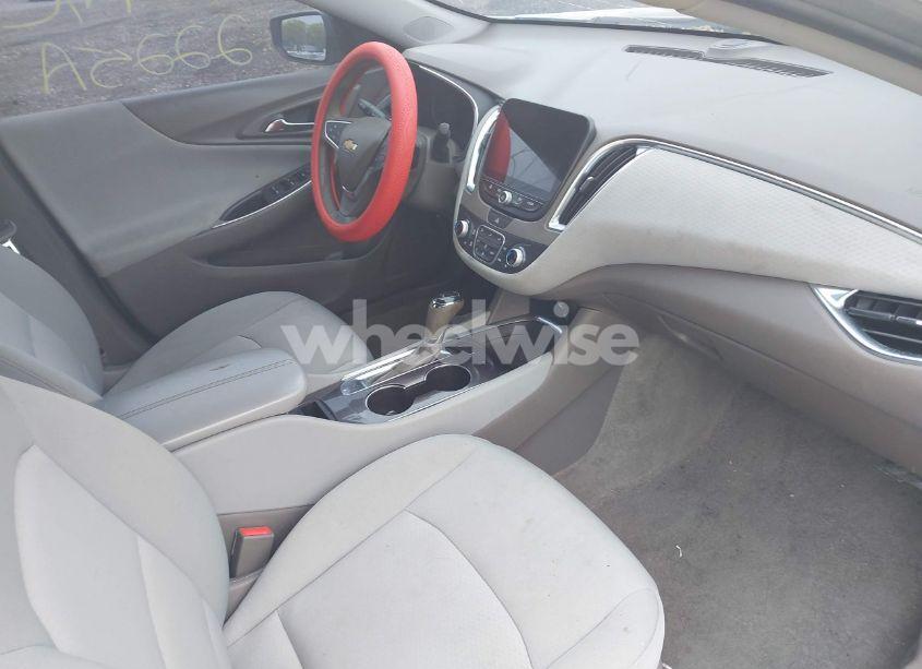 Photo 5 of 2019 Chevrolet Malibu LT (VIN 1G1ZD5ST7KF108396)