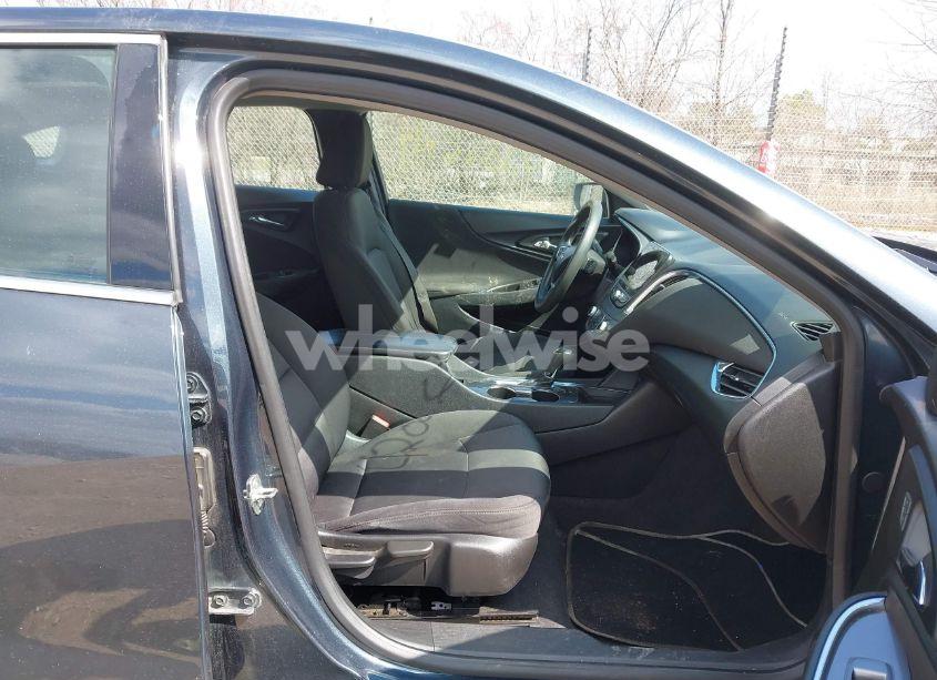 Photo 5 of 2019 Chevrolet Malibu LT (VIN 1G1ZD5ST7KF115820)