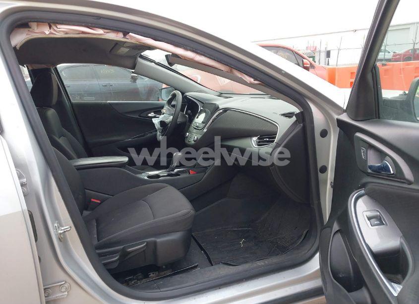 Photo 5 of 2019 Chevrolet Malibu LT (VIN 1G1ZD5ST7KF116496)