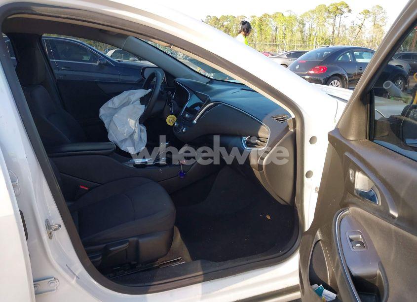 Photo 5 of 2019 Chevrolet Malibu LT (VIN 1G1ZD5ST7KF121004)