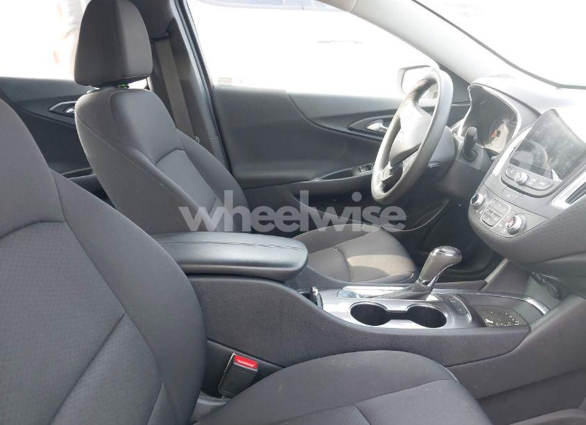 Photo 5 of 2019 Chevrolet Malibu LT (VIN 1G1ZD5ST7KF124212)