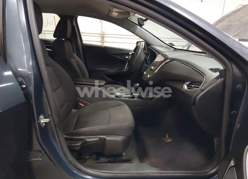 Photo 5 of 2019 Chevrolet Malibu LT (VIN 1G1ZD5ST7KF126686)