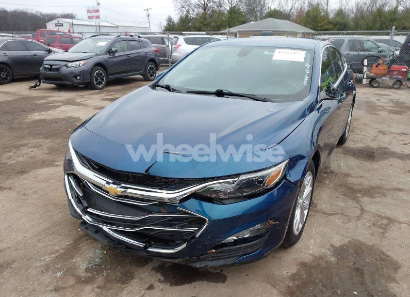 Photo 2 of 2019 Chevrolet Malibu LT (VIN 1G1ZD5ST7KF134030)