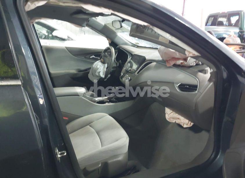 Photo 5 of 2019 Chevrolet Malibu LT (VIN 1G1ZD5ST7KF138465)