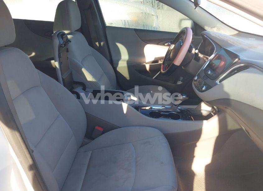 Photo 5 of 2020 Chevrolet Malibu FWD LT (VIN 1G1ZD5ST7LF069357)