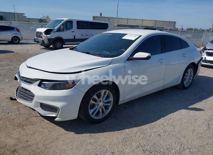 Photo 2 of 2018 Chevrolet Malibu LT (VIN 1G1ZD5ST8JF125223)