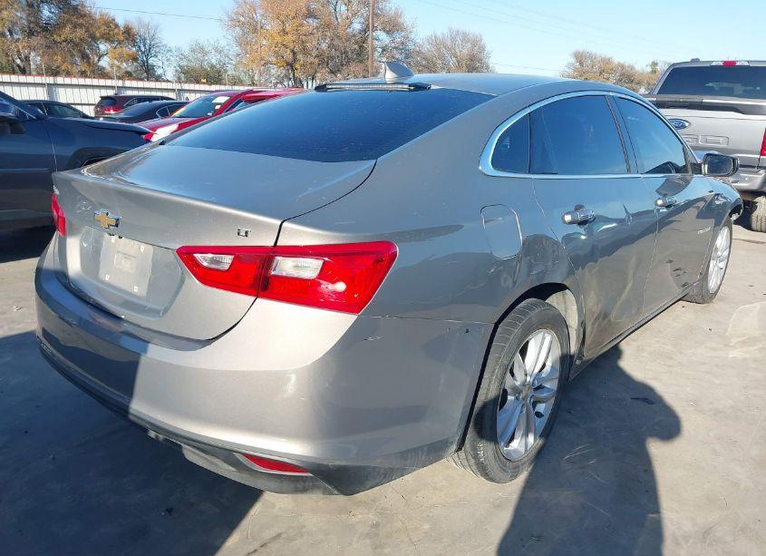 Photo 4 of 2018 Chevrolet Malibu LT (VIN 1G1ZD5ST8JF125500)