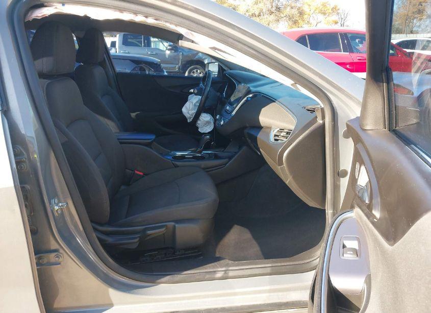 Photo 5 of 2018 Chevrolet Malibu LT (VIN 1G1ZD5ST8JF125500)