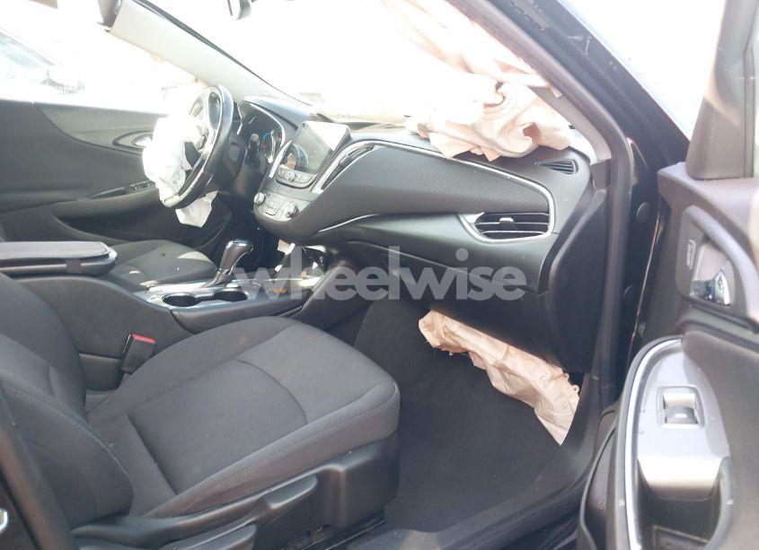 Photo 5 of 2018 Chevrolet Malibu LT (VIN 1G1ZD5ST8JF127070)