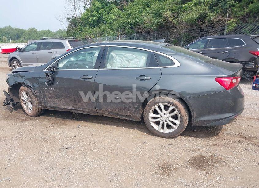 Photo 3 of 2018 Chevrolet Malibu LT (VIN 1G1ZD5ST8JF130521)