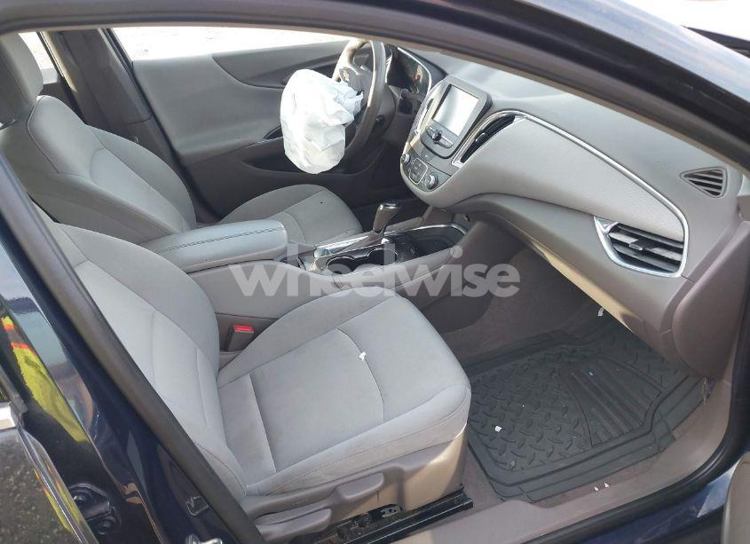 Photo 5 of 2018 Chevrolet Malibu LT (VIN 1G1ZD5ST8JF172235)