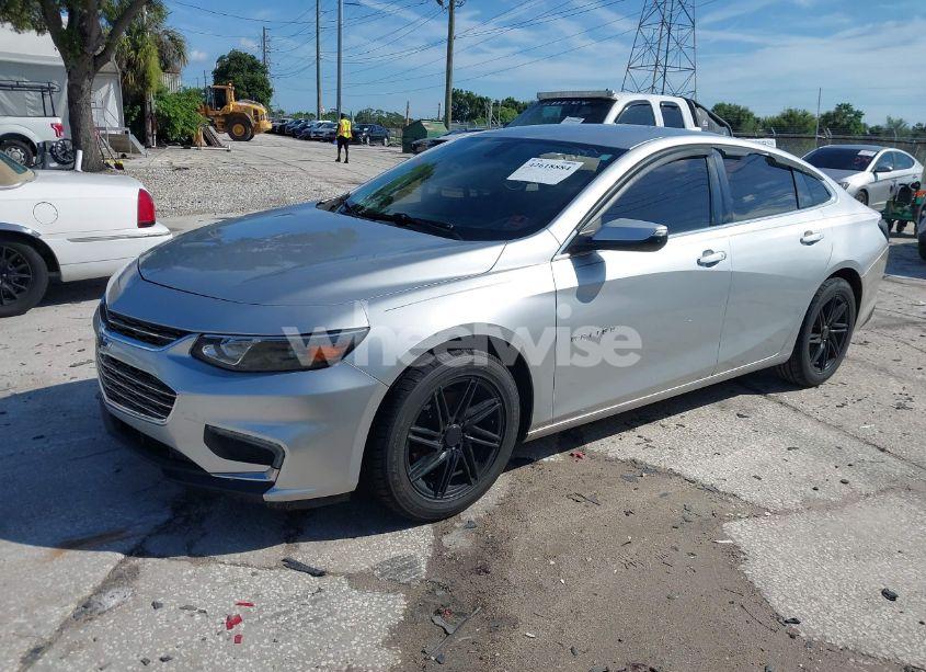 Photo 2 of 2018 Chevrolet Malibu LT (VIN 1G1ZD5ST8JF173823)