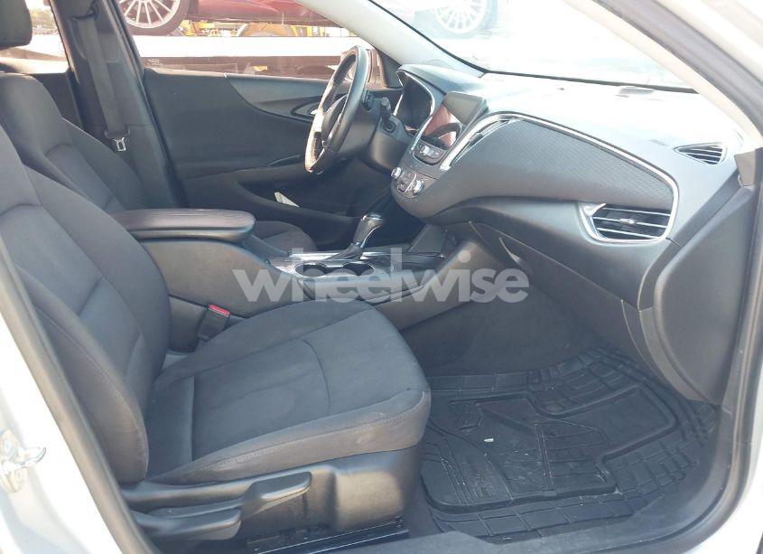 Photo 5 of 2018 Chevrolet Malibu LT (VIN 1G1ZD5ST8JF173823)