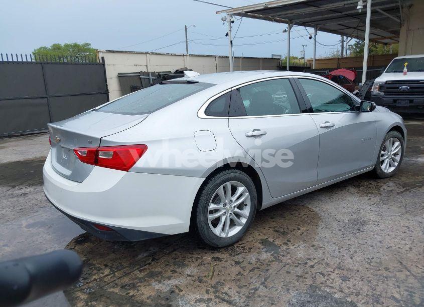 Photo 4 of 2018 Chevrolet Malibu LT (VIN 1G1ZD5ST8JF189388)