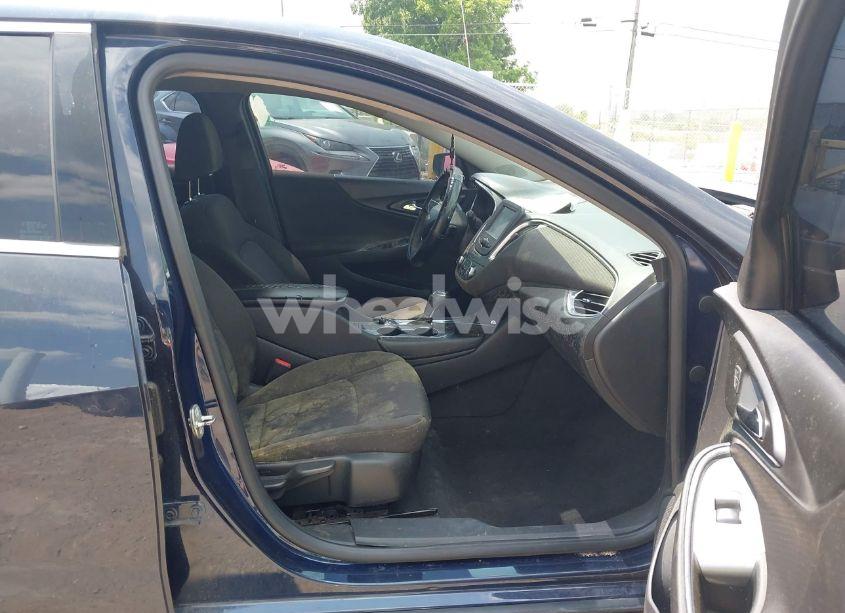 Photo 5 of 2018 Chevrolet Malibu LT (VIN 1G1ZD5ST8JF190136)