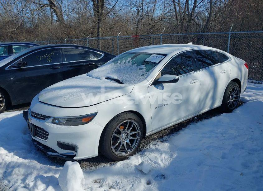 Photo 2 of 2018 Chevrolet Malibu LT (VIN 1G1ZD5ST8JF206769)