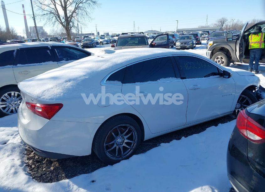 Photo 4 of 2018 Chevrolet Malibu LT (VIN 1G1ZD5ST8JF206769)