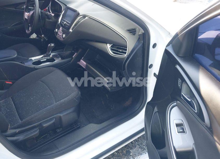 Photo 5 of 2018 Chevrolet Malibu LT (VIN 1G1ZD5ST8JF206769)