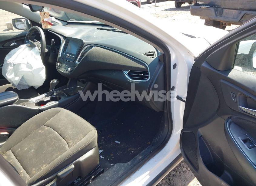 Photo 5 of 2018 Chevrolet Malibu LT (VIN 1G1ZD5ST8JF208361)