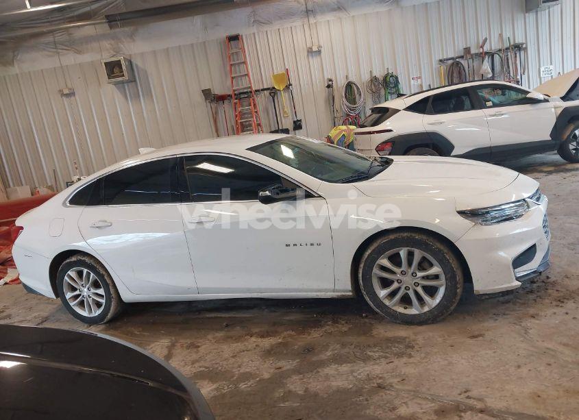 Photo 13 of 2018 Chevrolet Malibu LT (VIN 1G1ZD5ST8JF208568)