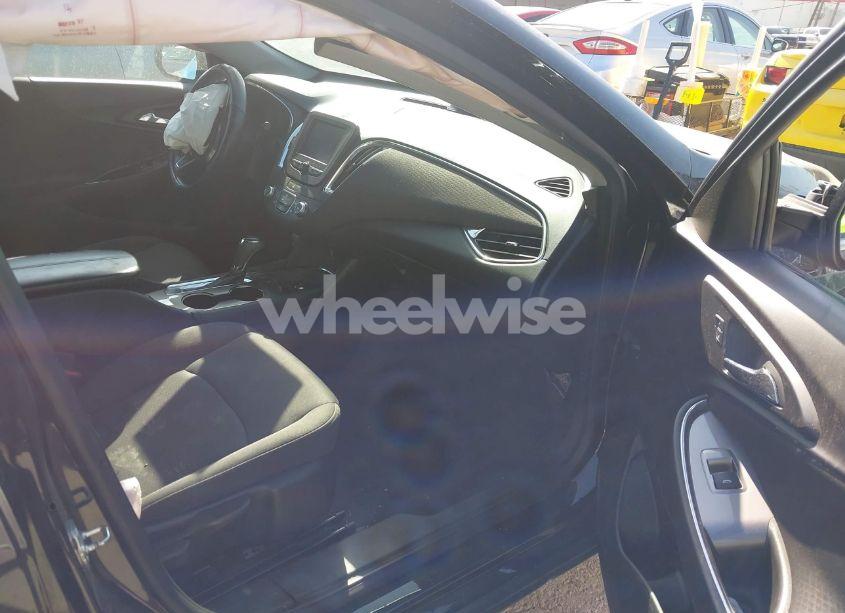 Photo 5 of 2018 Chevrolet Malibu LT (VIN 1G1ZD5ST8JF267149)