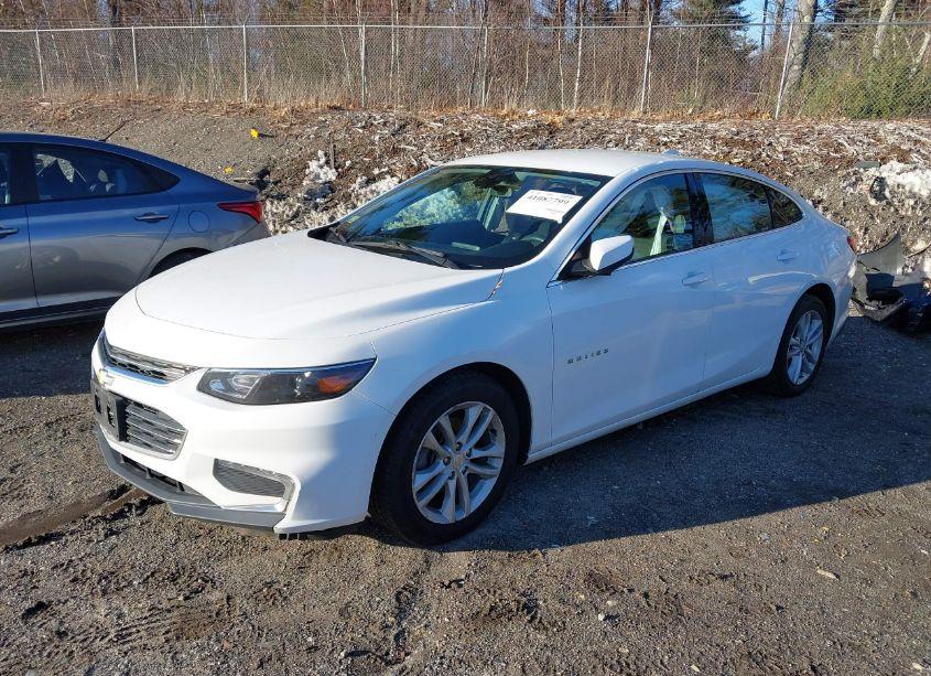 Photo 2 of 2018 Chevrolet Malibu LT (VIN 1G1ZD5ST8JF272755)