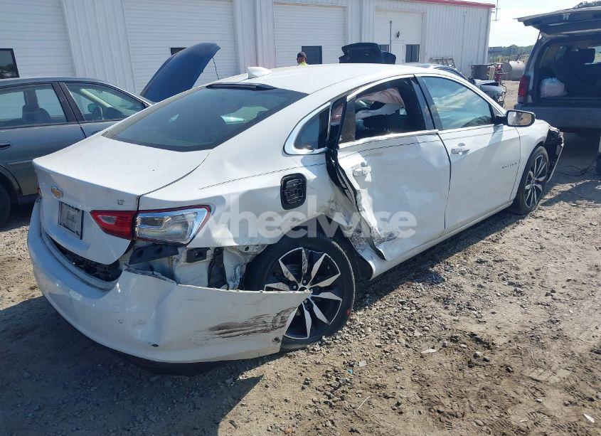 Photo 4 of 2018 Chevrolet Malibu LT (VIN 1G1ZD5ST8JF278944)