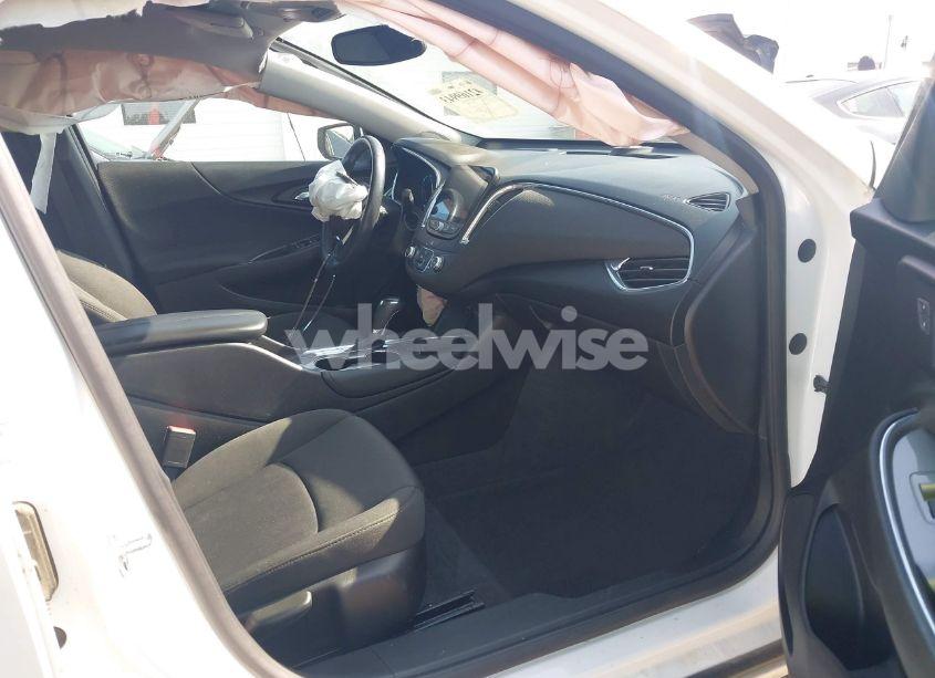 Photo 5 of 2018 Chevrolet Malibu LT (VIN 1G1ZD5ST8JF278944)