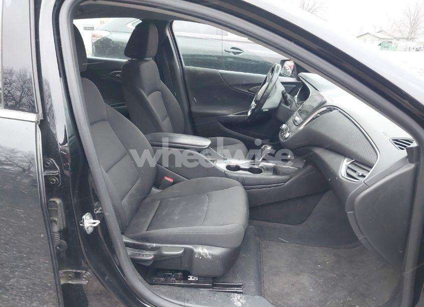 Photo 5 of 2018 Chevrolet Malibu LT (VIN 1G1ZD5ST8JF285103)