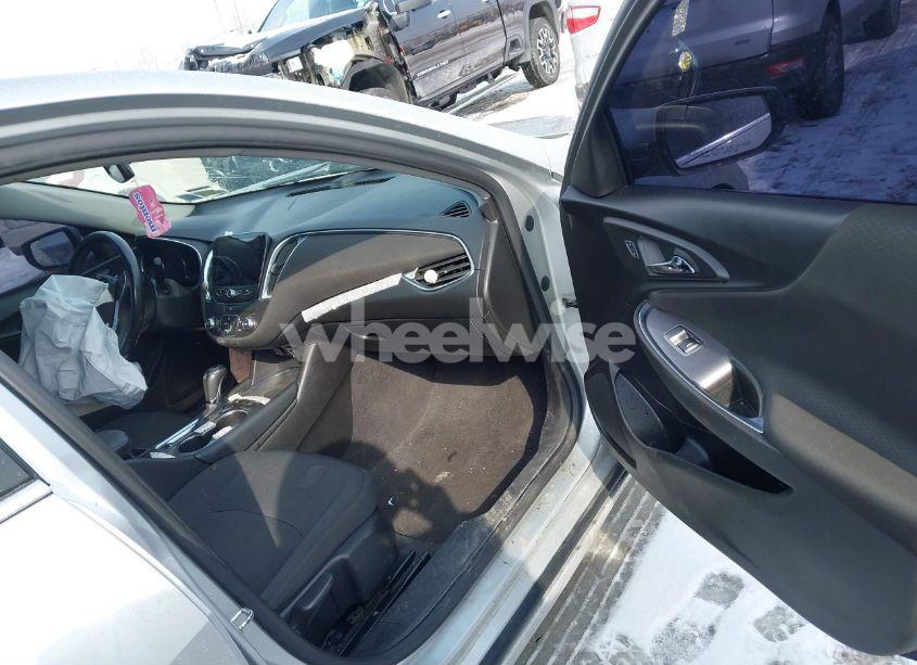 Photo 5 of 2018 Chevrolet Malibu LT (VIN 1G1ZD5ST8JF289040)