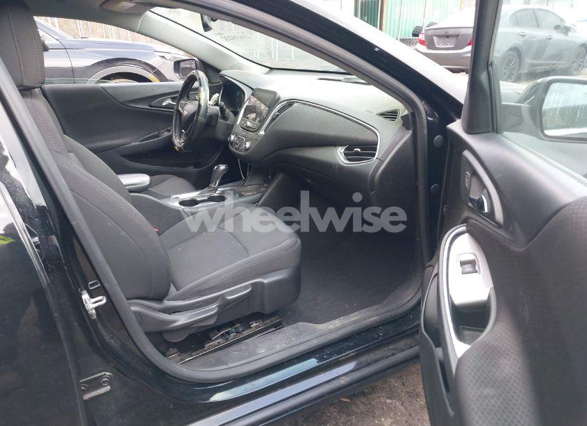 Photo 5 of 2018 Chevrolet Malibu LT (VIN 1G1ZD5ST8JF289149)