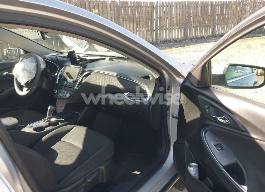 Photo 5 of 2019 Chevrolet Malibu LT (VIN 1G1ZD5ST8KF105331)