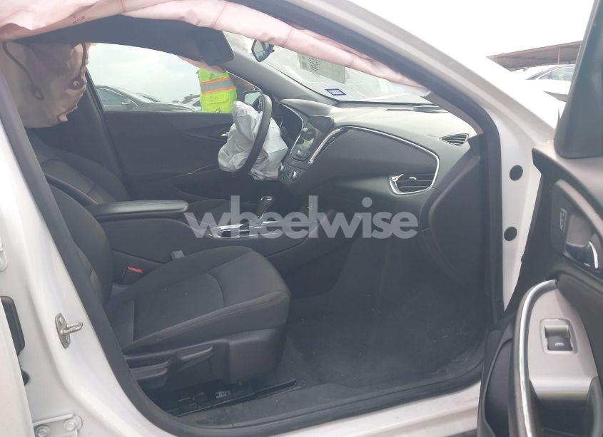 Photo 5 of 2019 Chevrolet Malibu LT (VIN 1G1ZD5ST8KF130861)