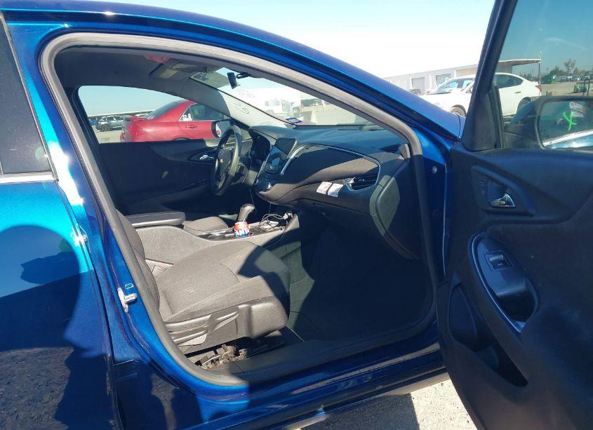 Photo 5 of 2019 Chevrolet Malibu LT (VIN 1G1ZD5ST8KF145571)