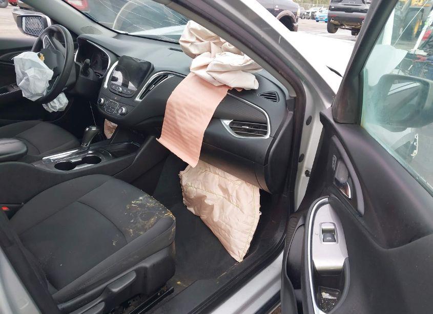 Photo 5 of 2019 Chevrolet Malibu LT (VIN 1G1ZD5ST8KF153945)