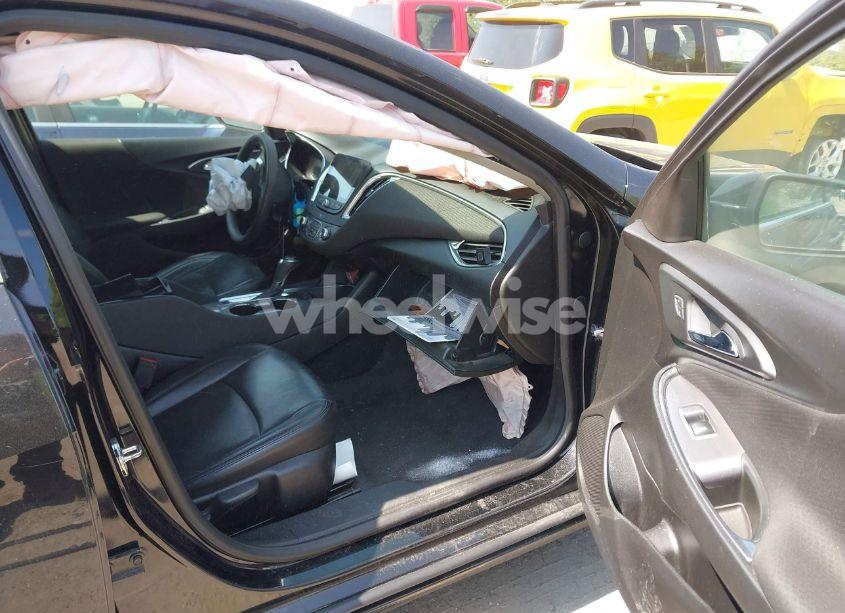 Photo 5 of 2019 Chevrolet Malibu LT (VIN 1G1ZD5ST8KF227008)