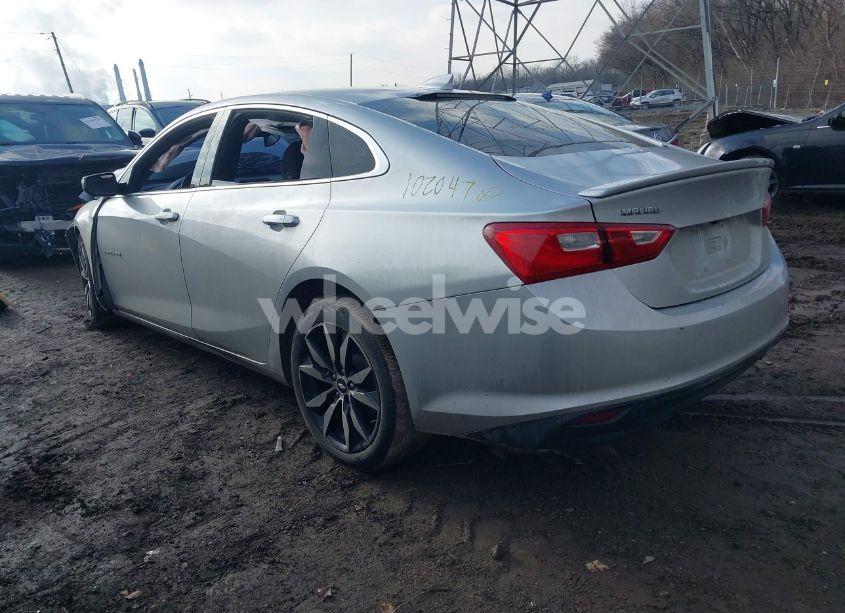 Photo 3 of 2018 Chevrolet Malibu LT (VIN 1G1ZD5ST9JF102047)