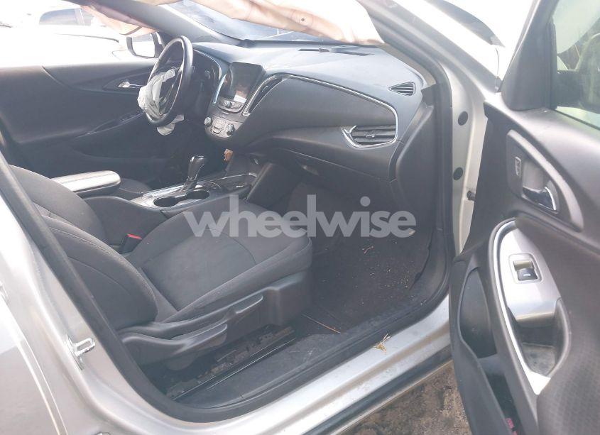 Photo 5 of 2018 Chevrolet Malibu LT (VIN 1G1ZD5ST9JF102047)