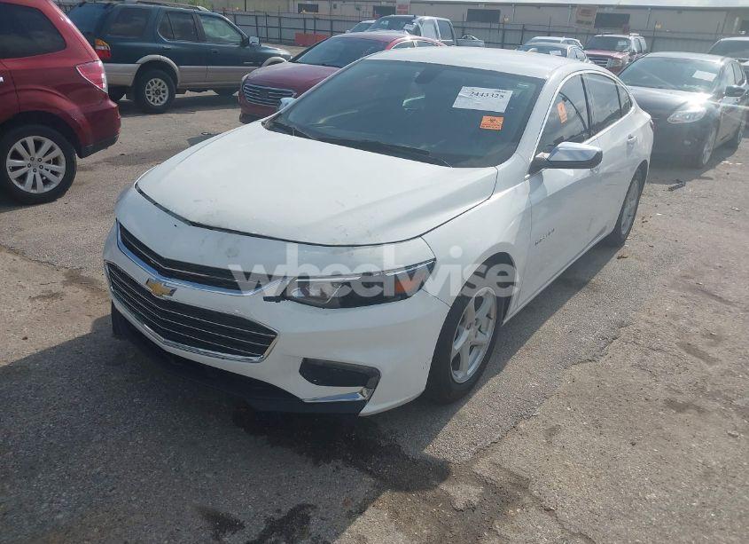 Photo 2 of 2018 Chevrolet Malibu LT (VIN 1G1ZD5ST9JF125831)