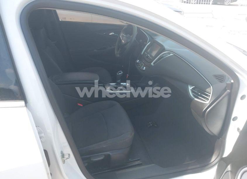 Photo 5 of 2018 Chevrolet Malibu LT (VIN 1G1ZD5ST9JF125831)